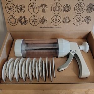 Pampered Chef Cookie Press with 16 discs. Stock # 1525. NIB.